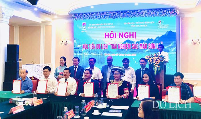 Lễ ký cam kết hợp tác phát triển du lịch giữa Câu lạc bộ lữ hành UNESCO Hà Nội với UBND các huyện, thành phố
